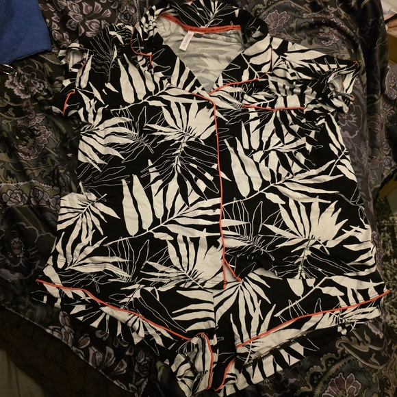 Joyspun Other - Women's Black & White Leaf Print Pajama Set with Coral Trim